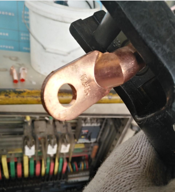 铜鼻子在连接电缆时需要压接几次
